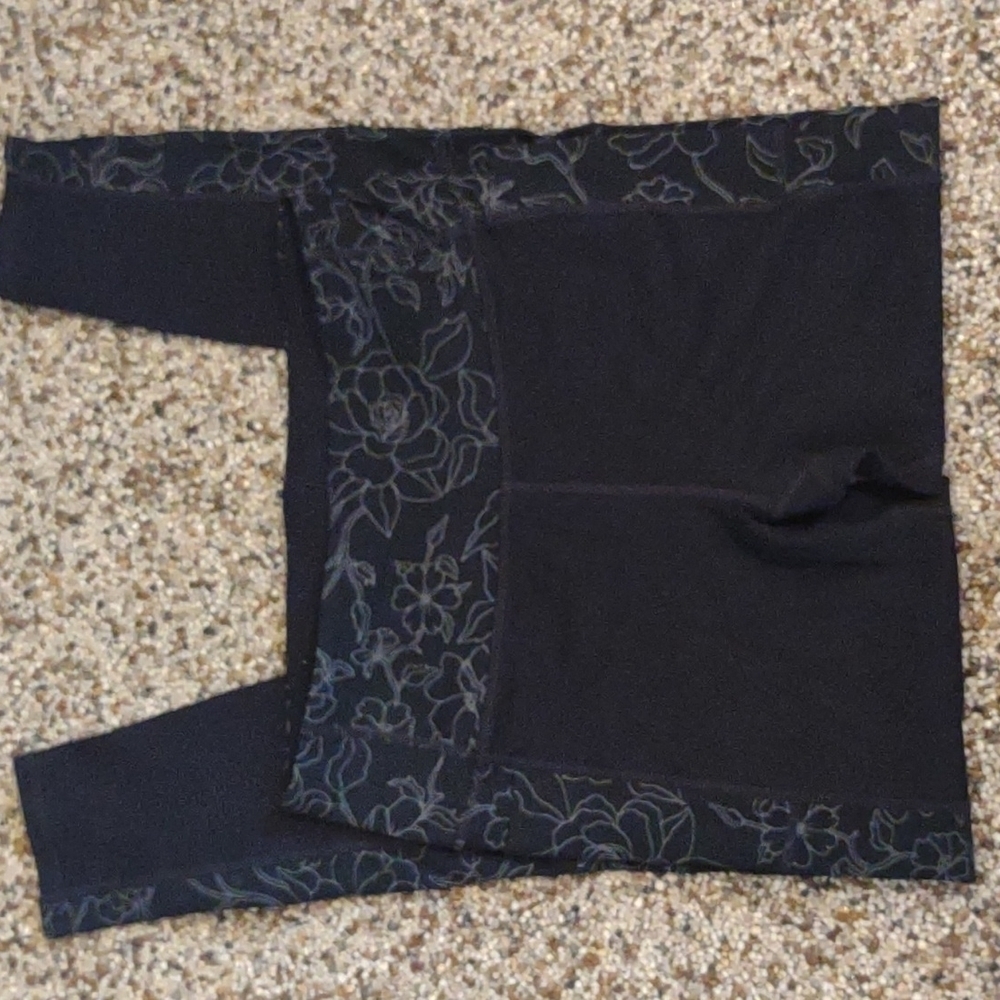 SKETCHERS‎ size medium black with gray flowers leggings